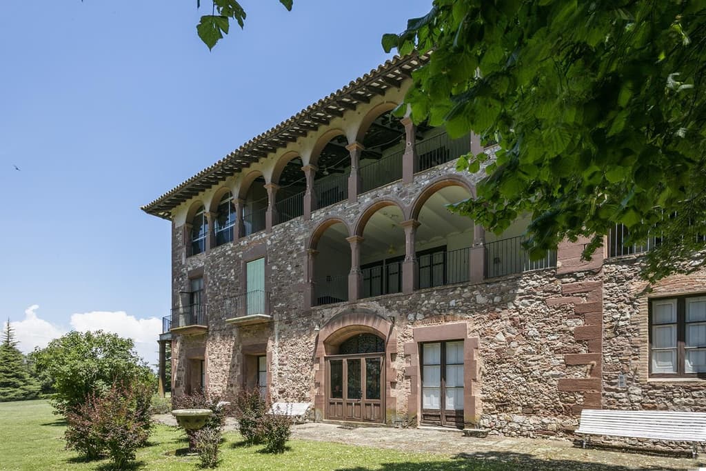 The estate is located in the Osona region of Spain and comprises the old 17th-century manor and the former health clinic.
