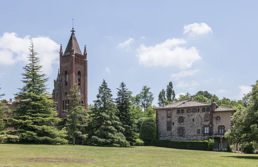 The estate is located in the Osona region of Spain and comprises the old 17th-century manor and the former health clinic.