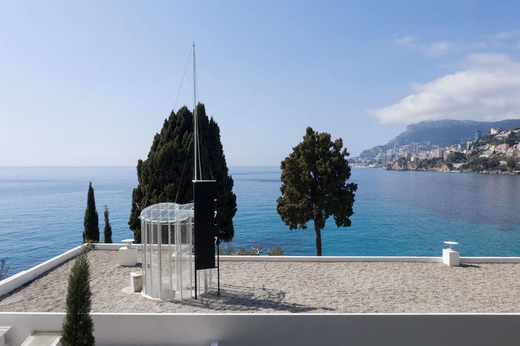 The gravel-covered terrace of E-1027 on the French Riviera