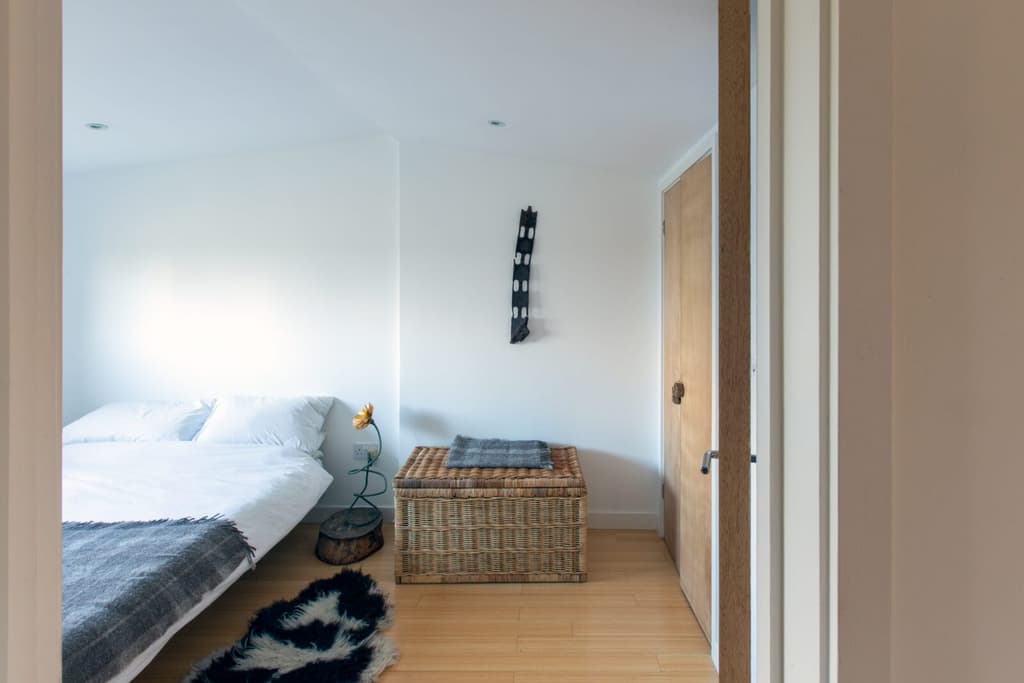 A train-carriage home in Dungeness asks for £425k