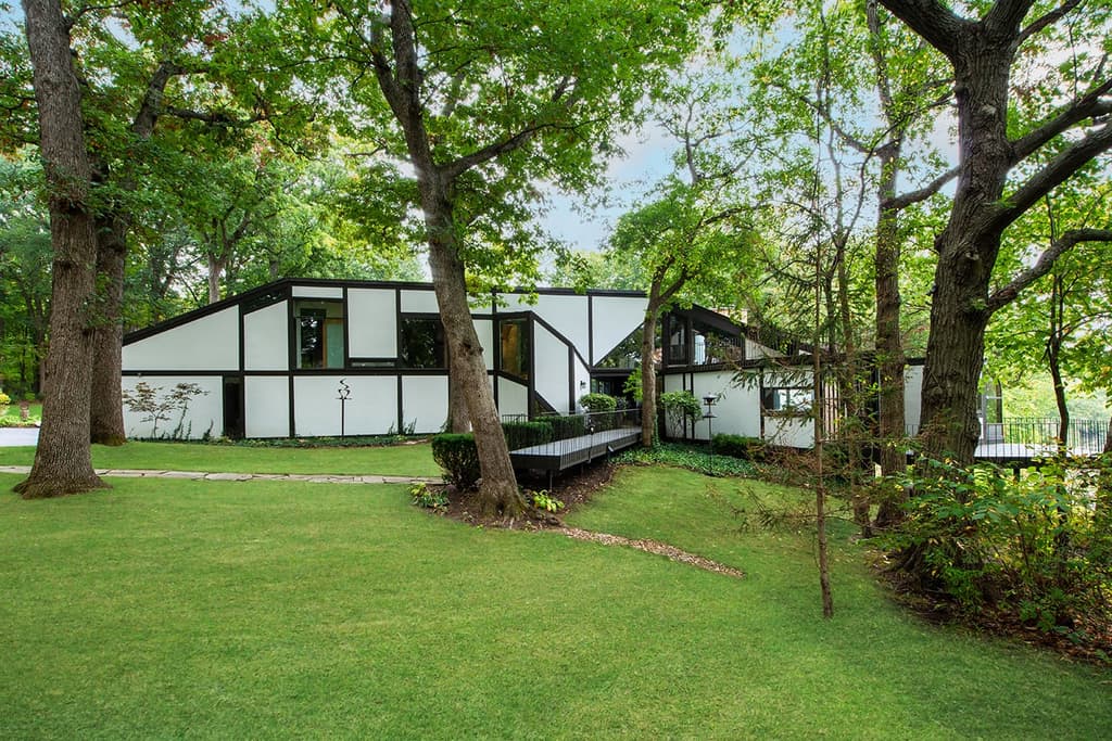 Illinois architect Harry Weese designed this Dekalb woodland hideaway, which has the ultimate 1970s design features – a huge conversation pit.