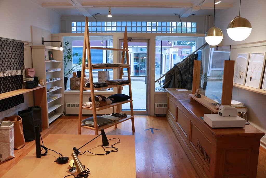 Pentper is located on the downtown's Lincoln Street inside a 1930s building. Windows peek onto the streetscape – and the harbour in the rear gallery