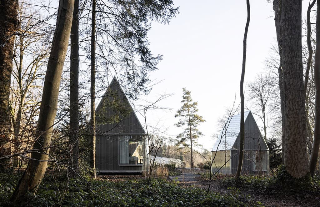 Laboratoire unveils a pair of angular cabins in the woodlands of Liège