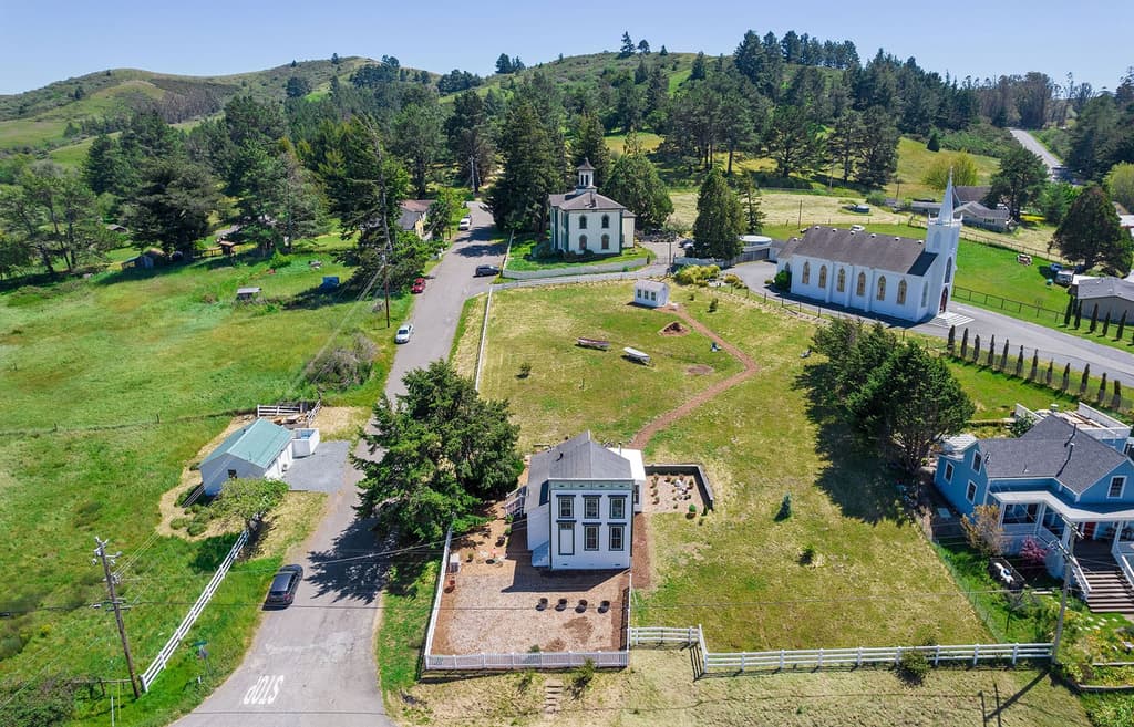 Hitchcock house from ‘The Birds’ is for sale in California