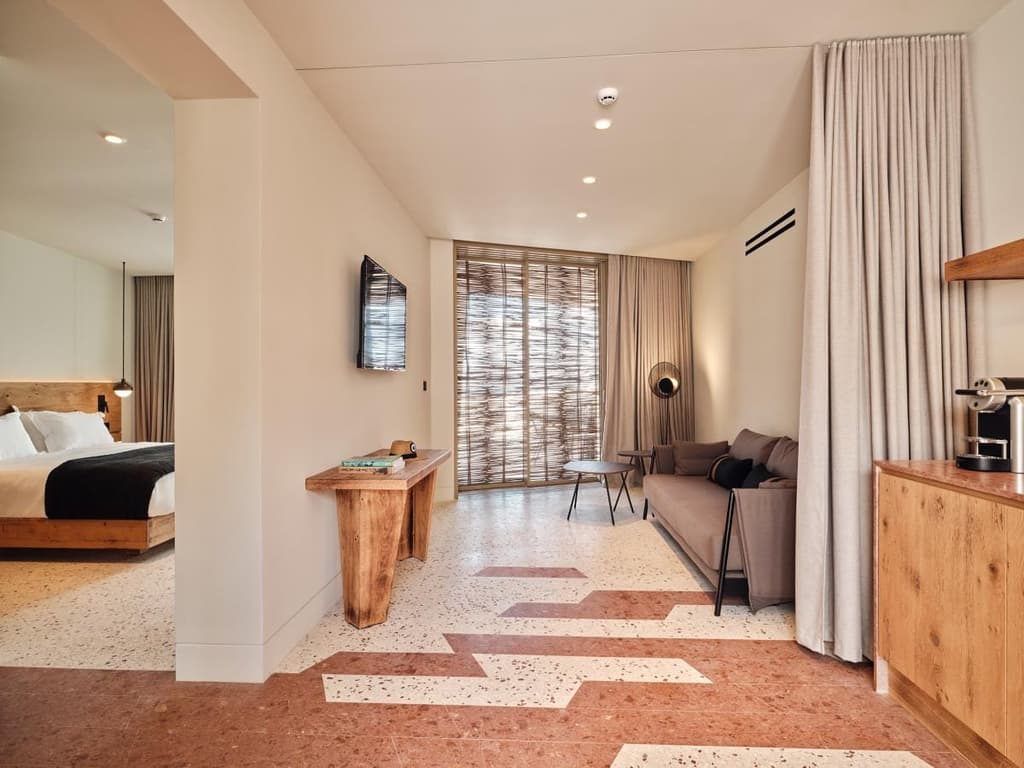 Noūs Santorini luxury resort