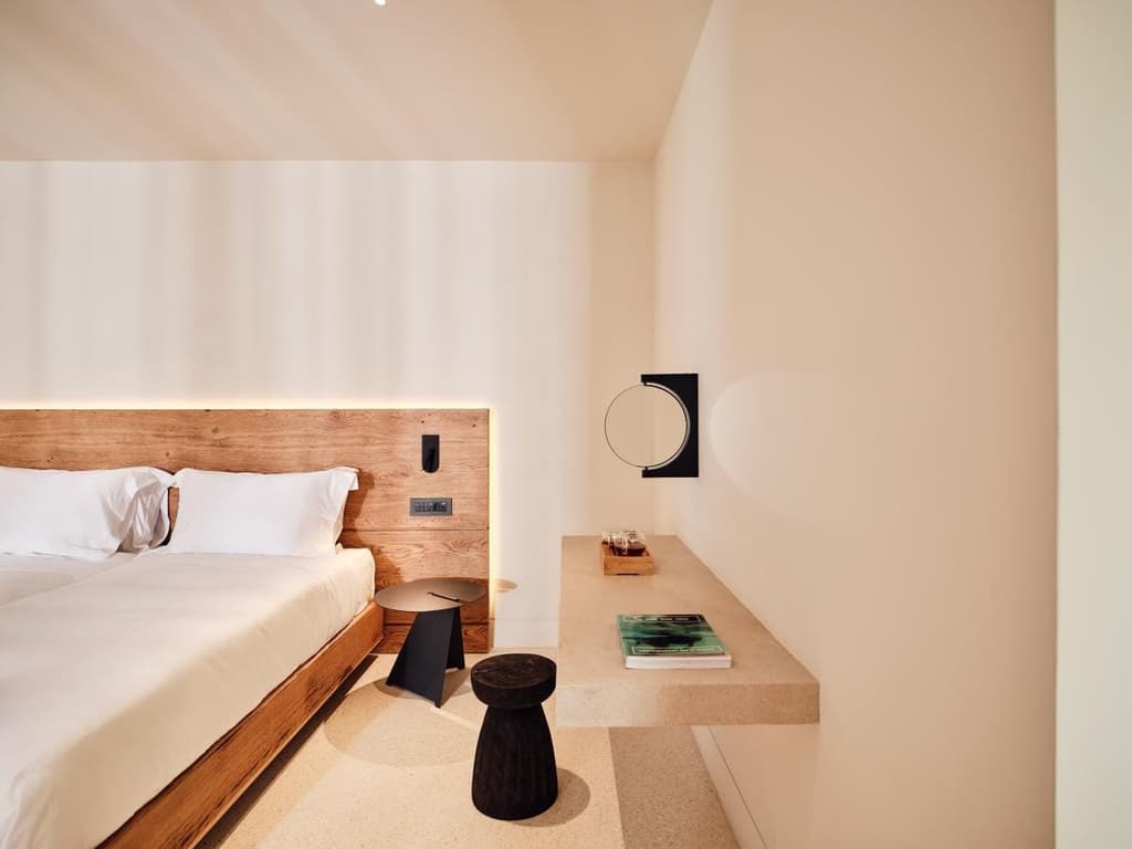 Noūs Santorini luxury resort