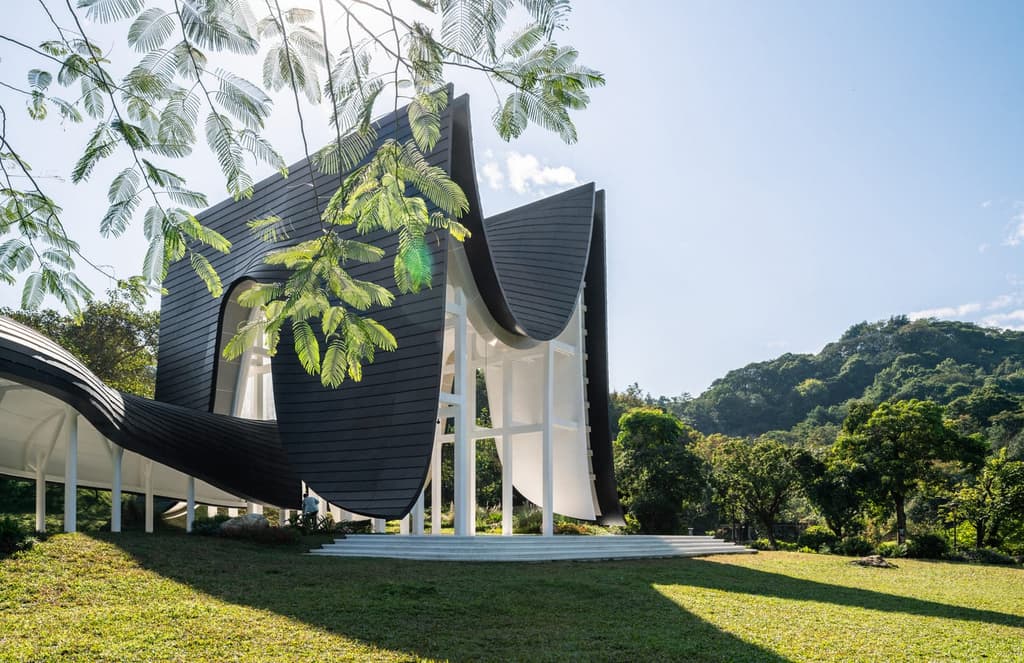 The roof of this Guangzhou pavilion mimics a set of hanging drapes