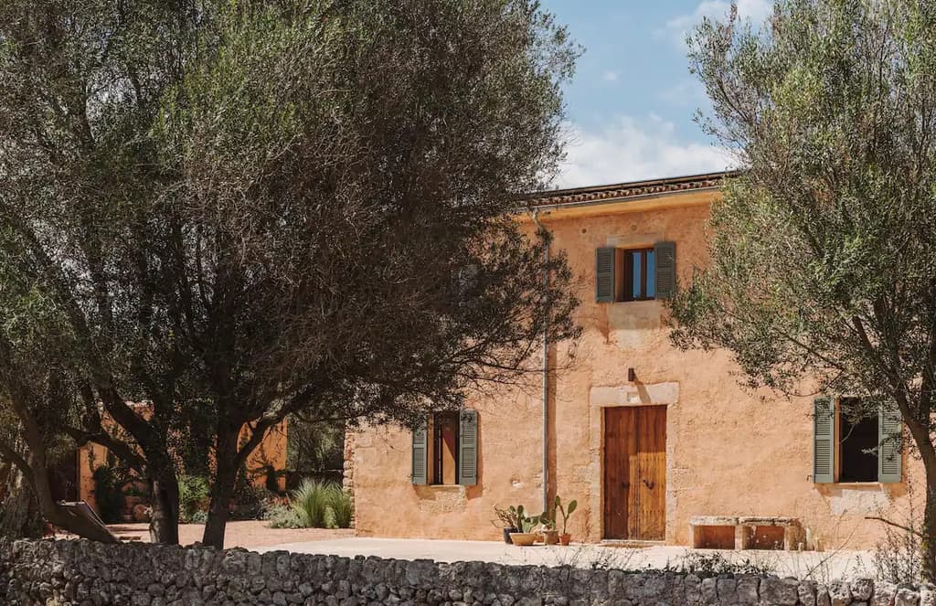 Can Lluïssó is a slow retreat for rent in the heart of Mallorca's countryside
