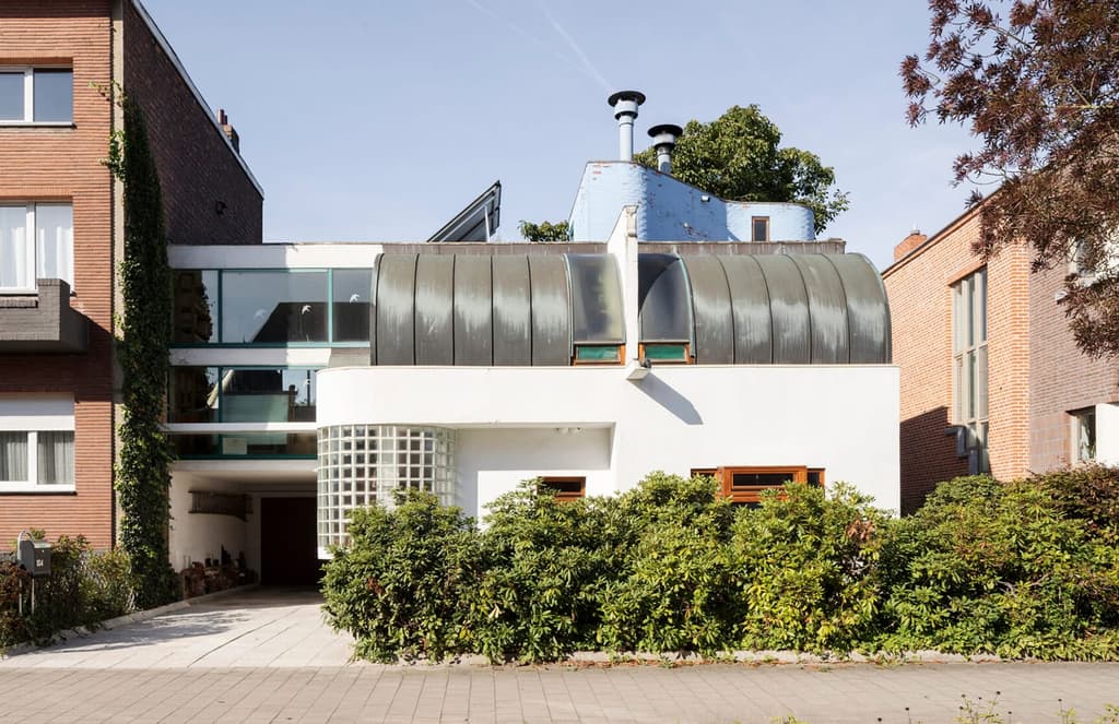 A Belgian postmodernist built this glass house on a river outside Antwerp