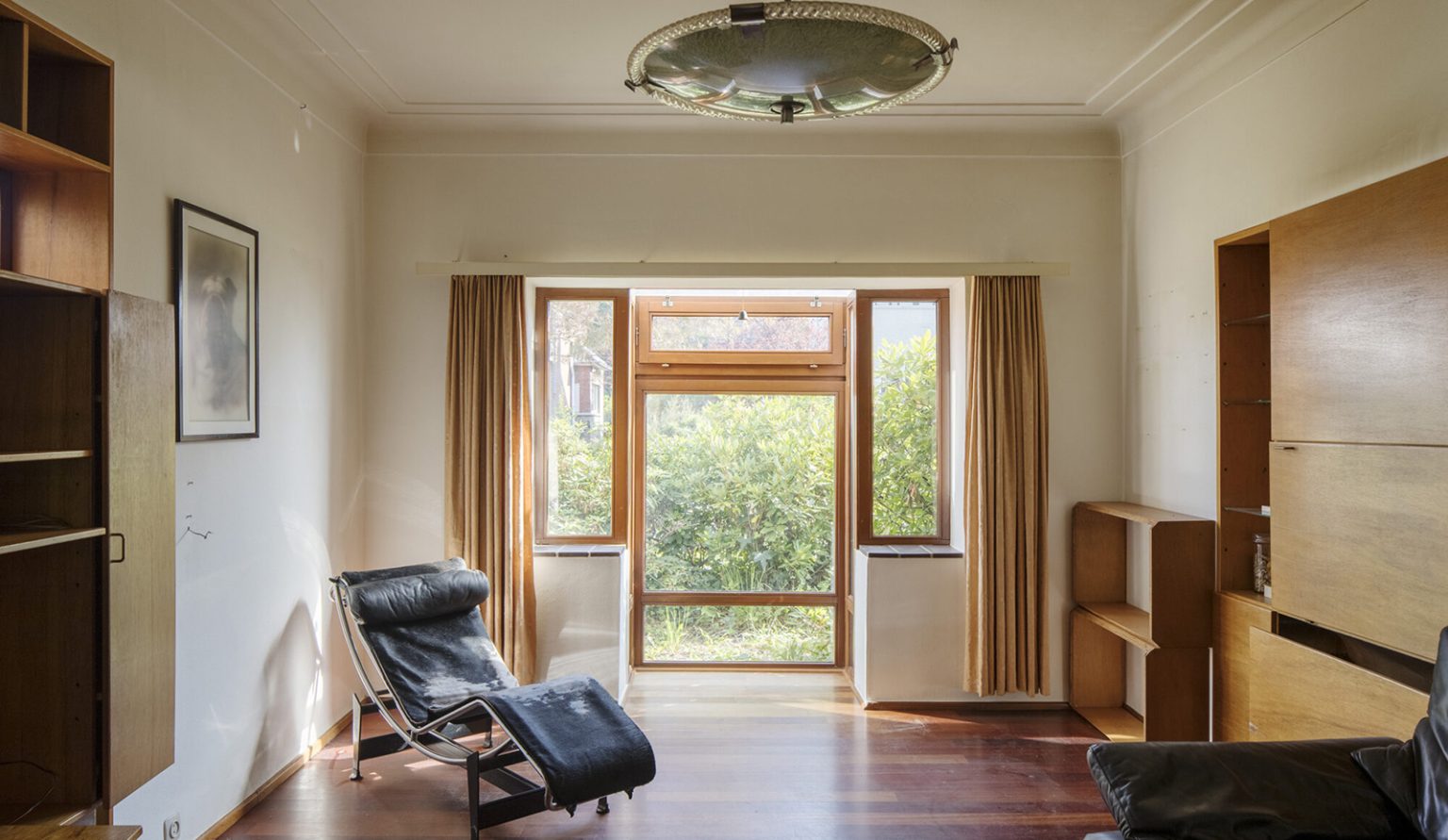 A Belgian postmodernist built this glass house on a river outside