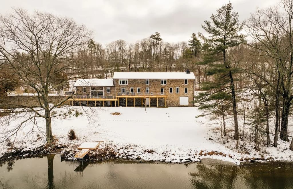 A lakefront longhouse asks for $2m in the Hudson Valley