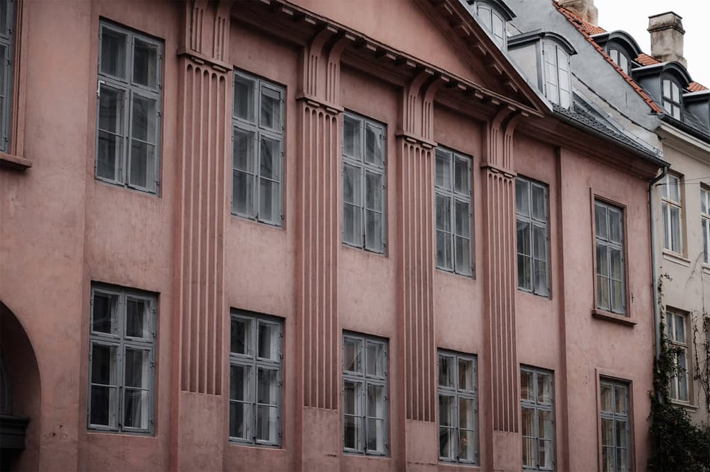The pink facade of Brøndumgård, at Store Kongensgade 110