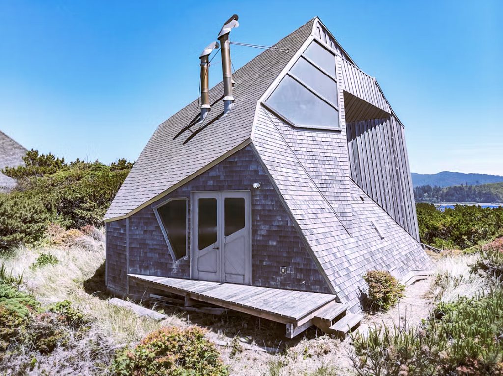 Freeform 1970s design is on offer at this time-capsule Oregon beach ...