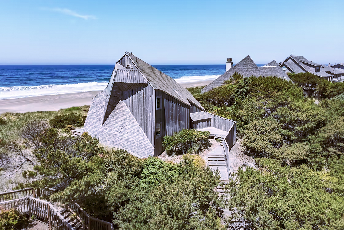 Freeform 1970s design is on offer at this time-capsule Oregon beach ...
