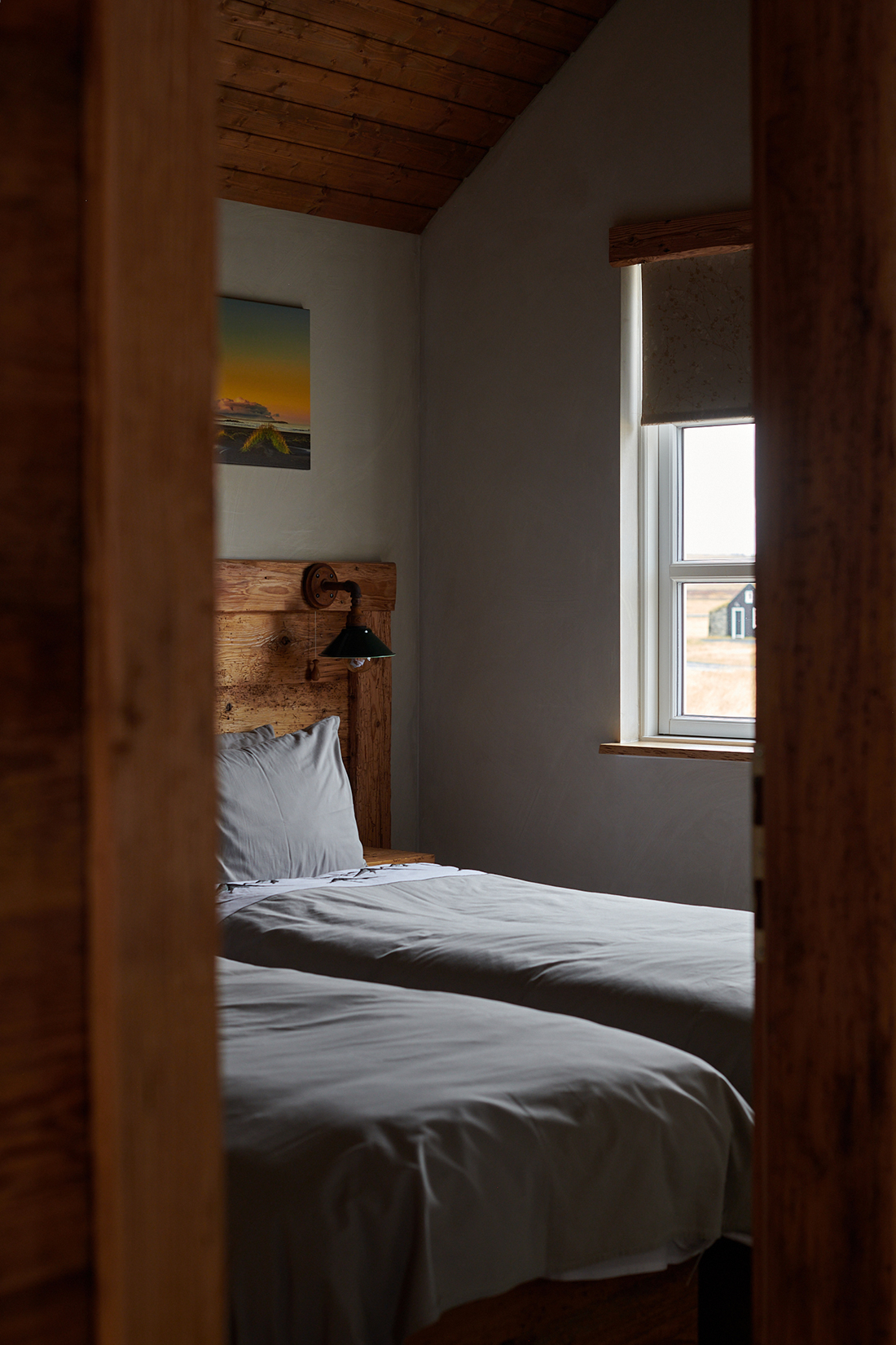 Interiors blend rustic and modern elements, with exposed beams heightening the cabin feel. Photography: Louise Long (c)