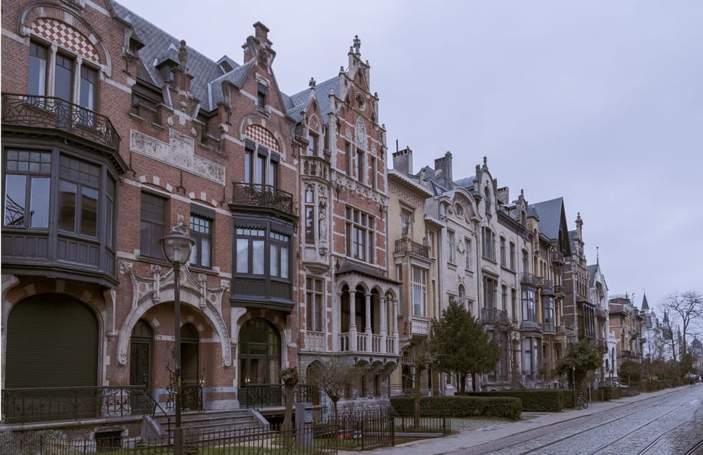 A historic Antwerp mansion asks for €1.29m on one of the city’s most famous streets
