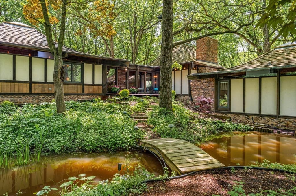 In Wisconsin, an octagonal midcentury retreat asks for $1.78m