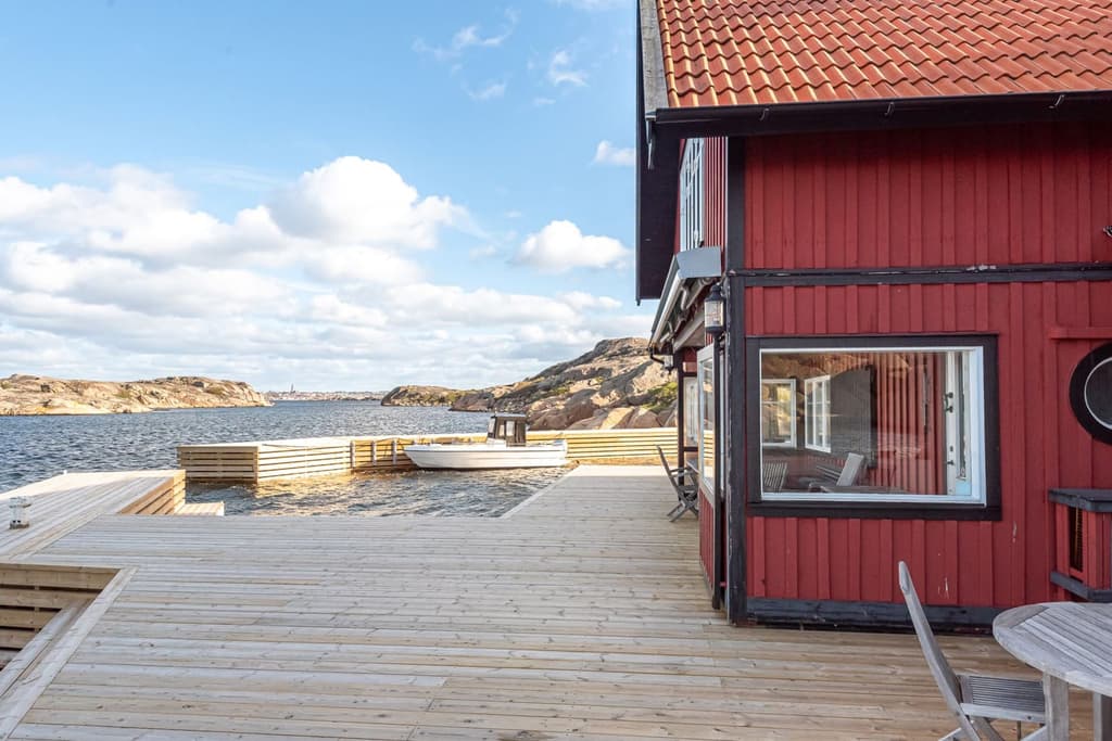 Guesthouse with jetty