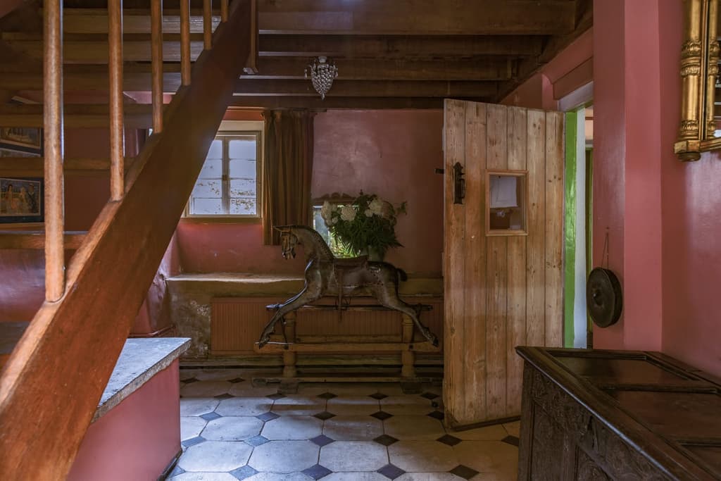 Entrance hall with raftered beams, Japanese red oak staircase and manor-style tiled floors