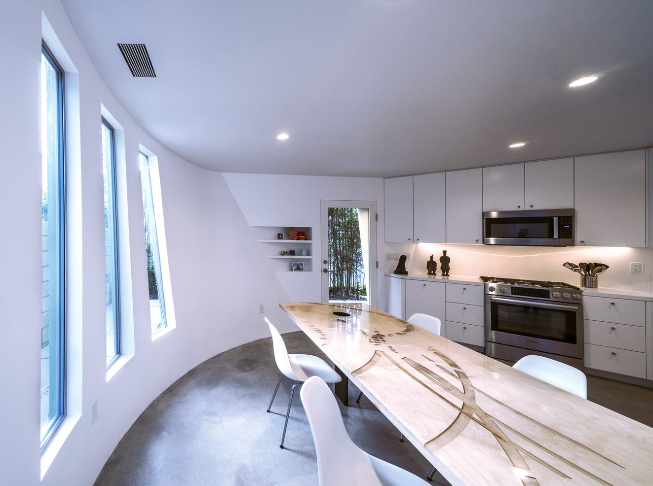 Would you live in this guitar-shaped Santa Monica beach house? - The Spaces