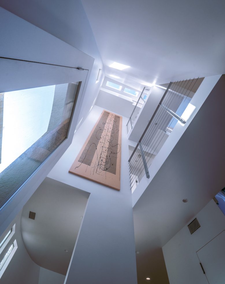 Would you live in this guitar-shaped Santa Monica beach house? - The Spaces