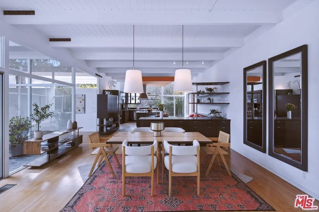 The house has an open-plan U-shaped design, with sight lines across the property thanks to swathes of floor-to-ceiling glass