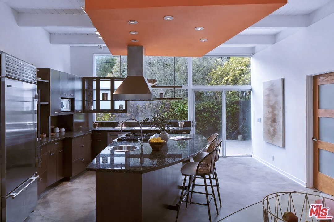 Eat-in kitchen