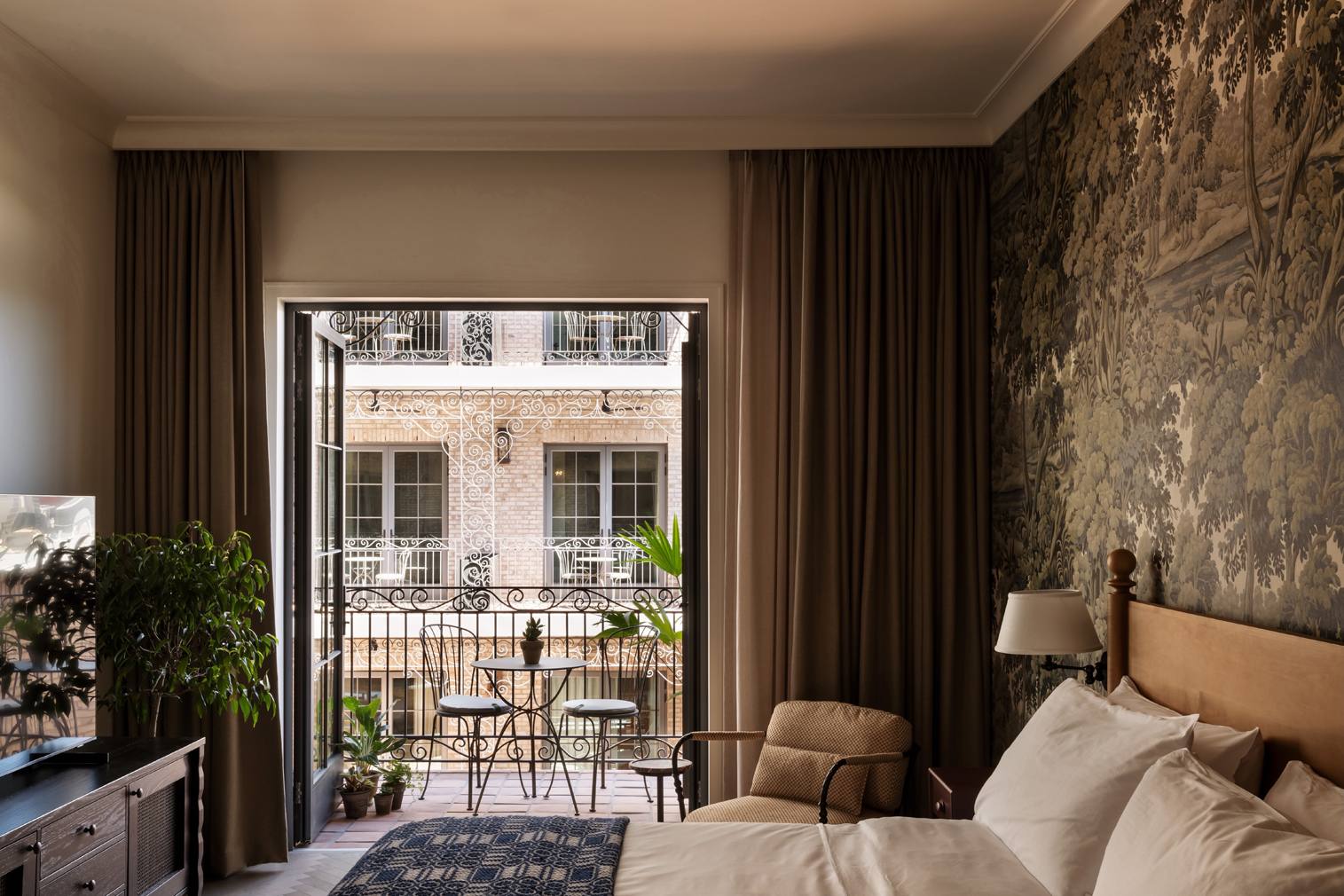 A King bedroom with balcony overlooking The Nickel's courtyard. Photography: Matthew Williams