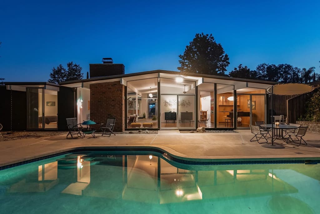 A true modernist original hits the market in Thousand Oaks, California