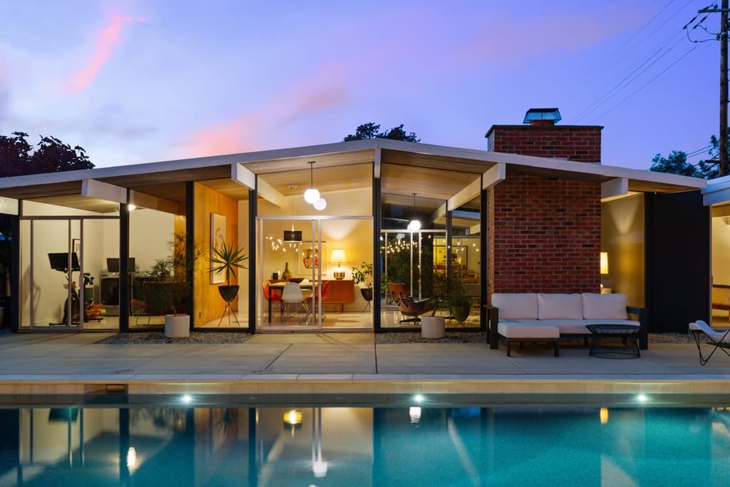 This Claude Oakland design for Eichler is belle of the 'burbs