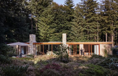 In central Holland, a modernist bungalow communes with nature