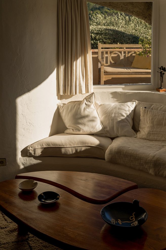live-in-an-artist-colony-designed-by-architect-jacques-cou-lle-the-spaces