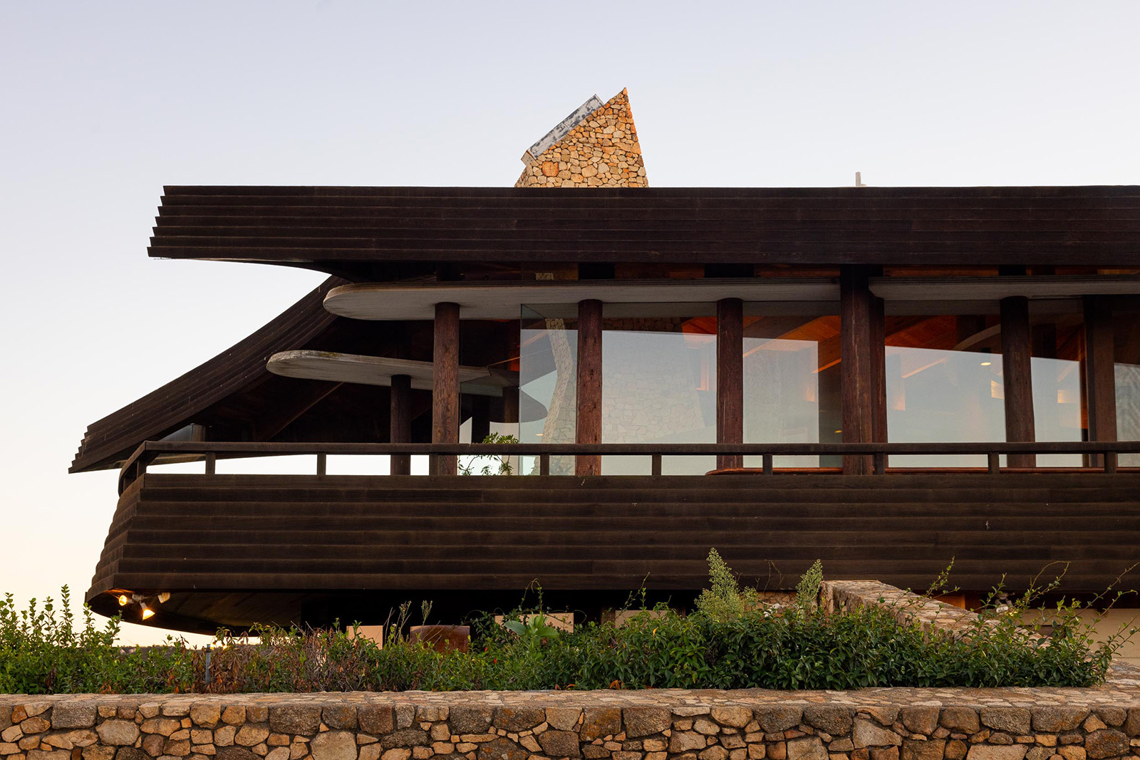 A mountaintop lair by Kendrick Bangs Kellogg hits the market near San Diego