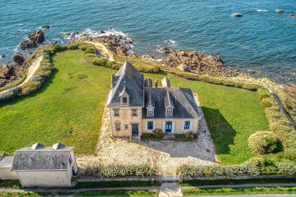 A villa at the gateway to Brittany communes with the sea