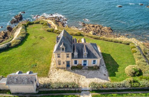 A villa at the gateway to Brittany communes with the sea