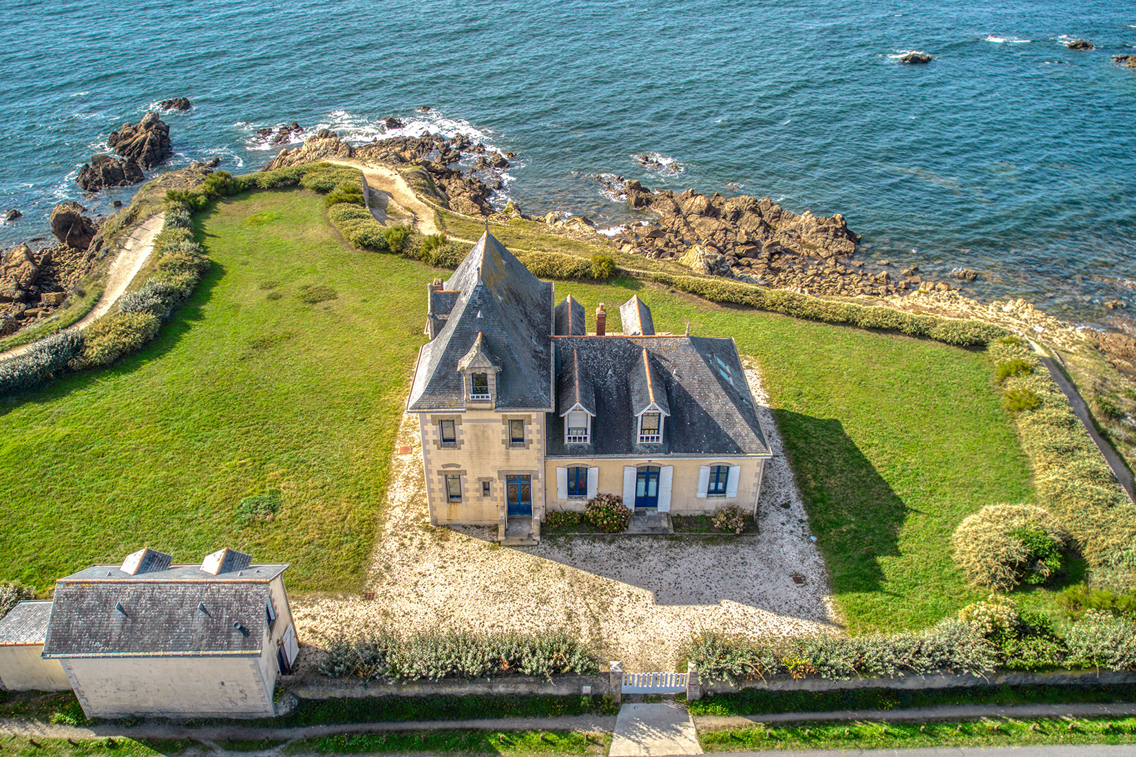 A villa at the gateway to Brittany communes with the sea