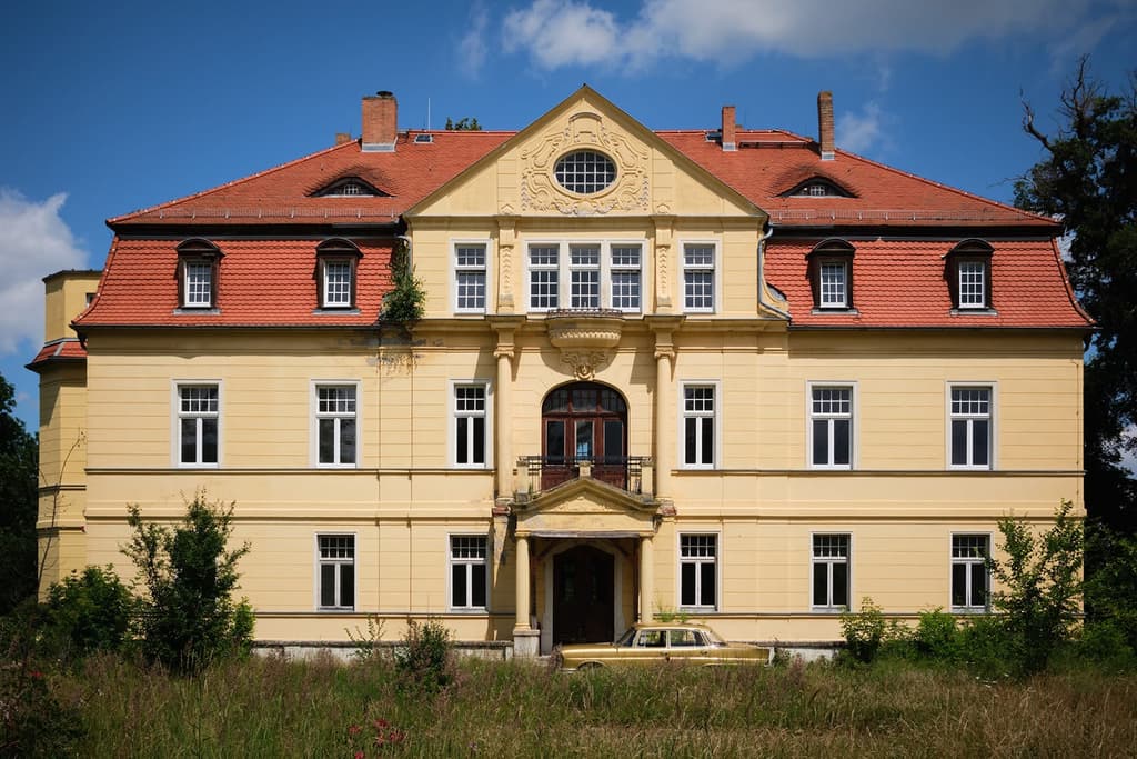 A neobaroque manor near Leipzig offers space for adaptive reuse