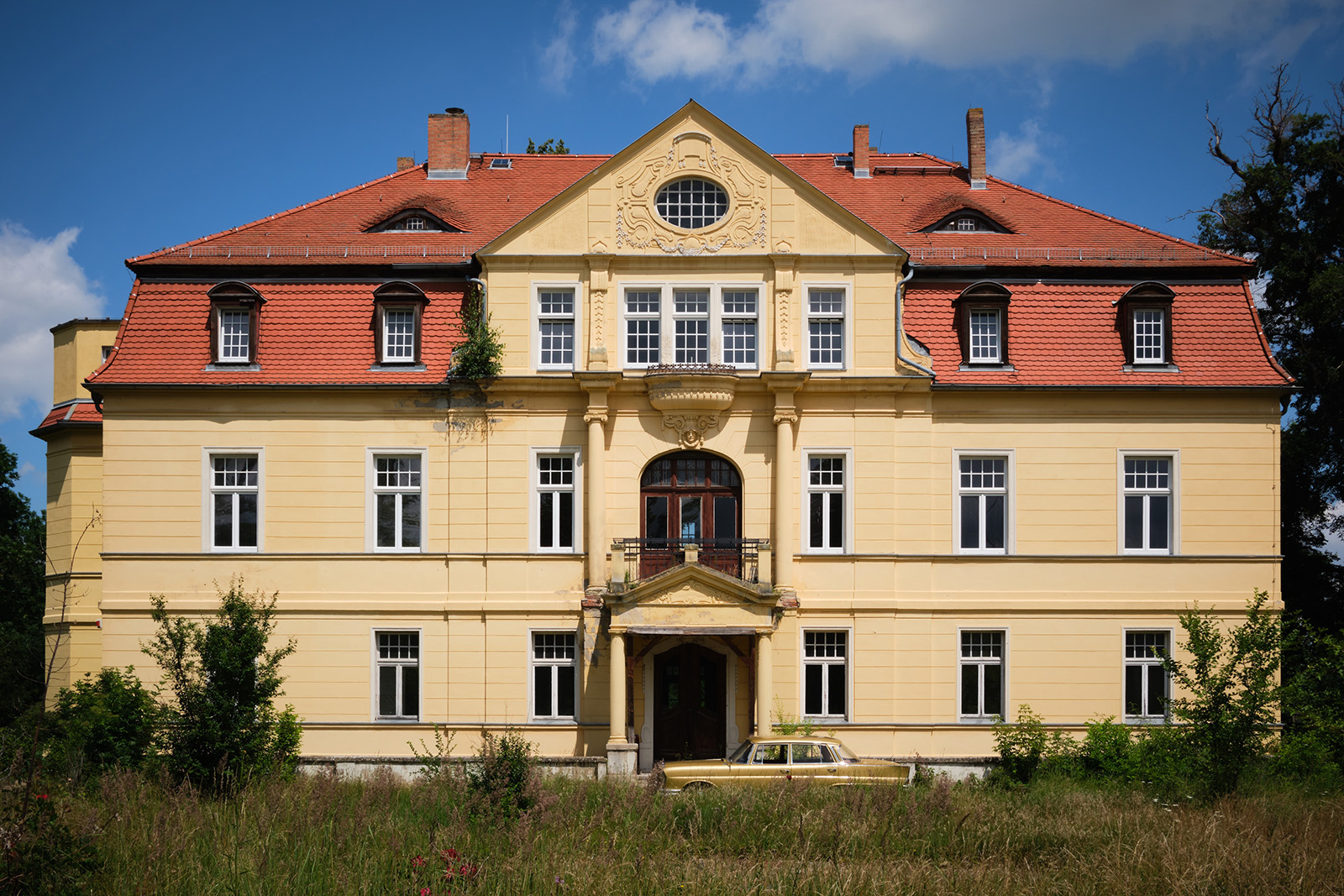 A neobaroque manor near Leipzig offers space for adaptive reuse