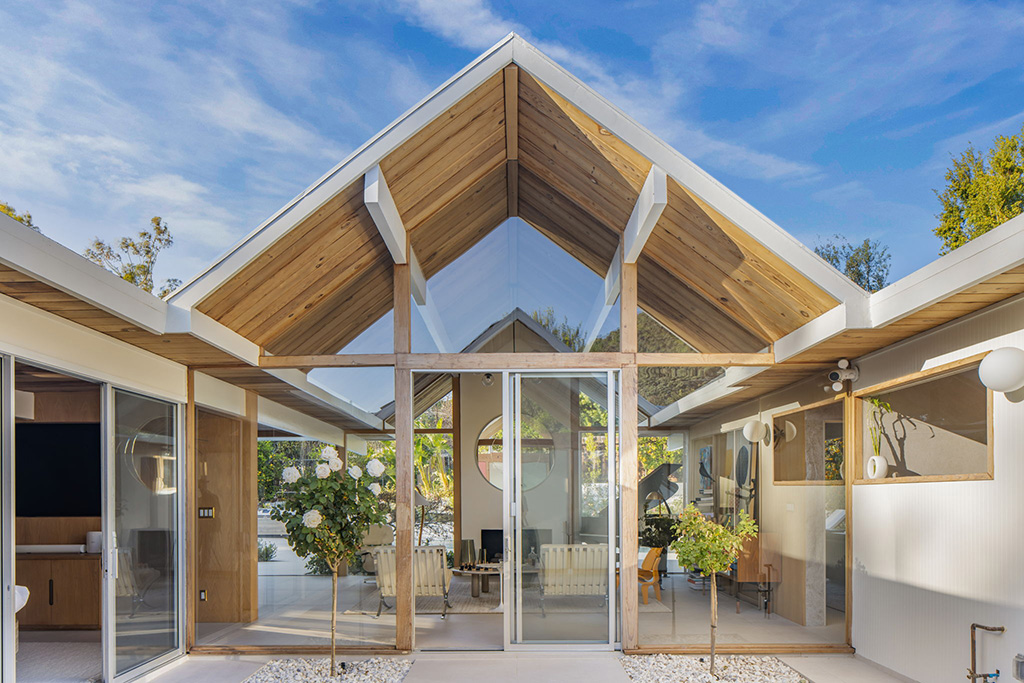 A 1964 Eichler home by A Quincy Jones is refreshed in Thousand Oaks