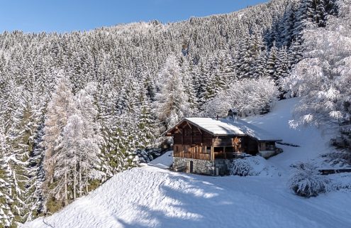 Built for laying low, this alpine aerie hides in the Aravis foothills near Annecy