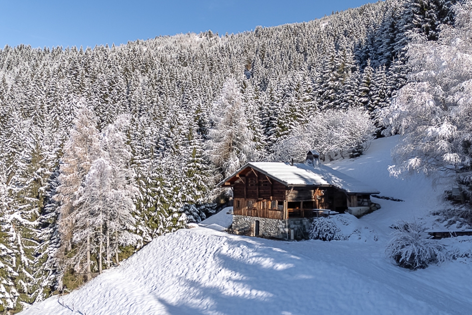 Built for laying low, this alpine aerie hides in the Aravis foothills near Annecy