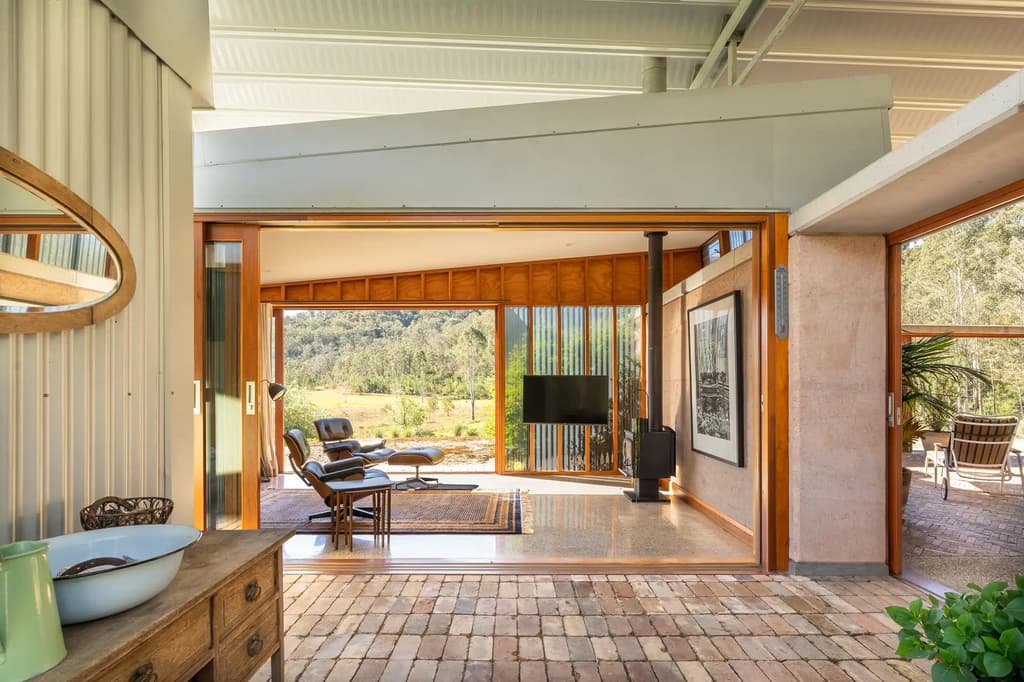 A floating roof tops this off-grid house in the Hunter Valley