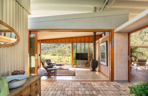 A floating roof tops this off-grid house in the Hunter Valley