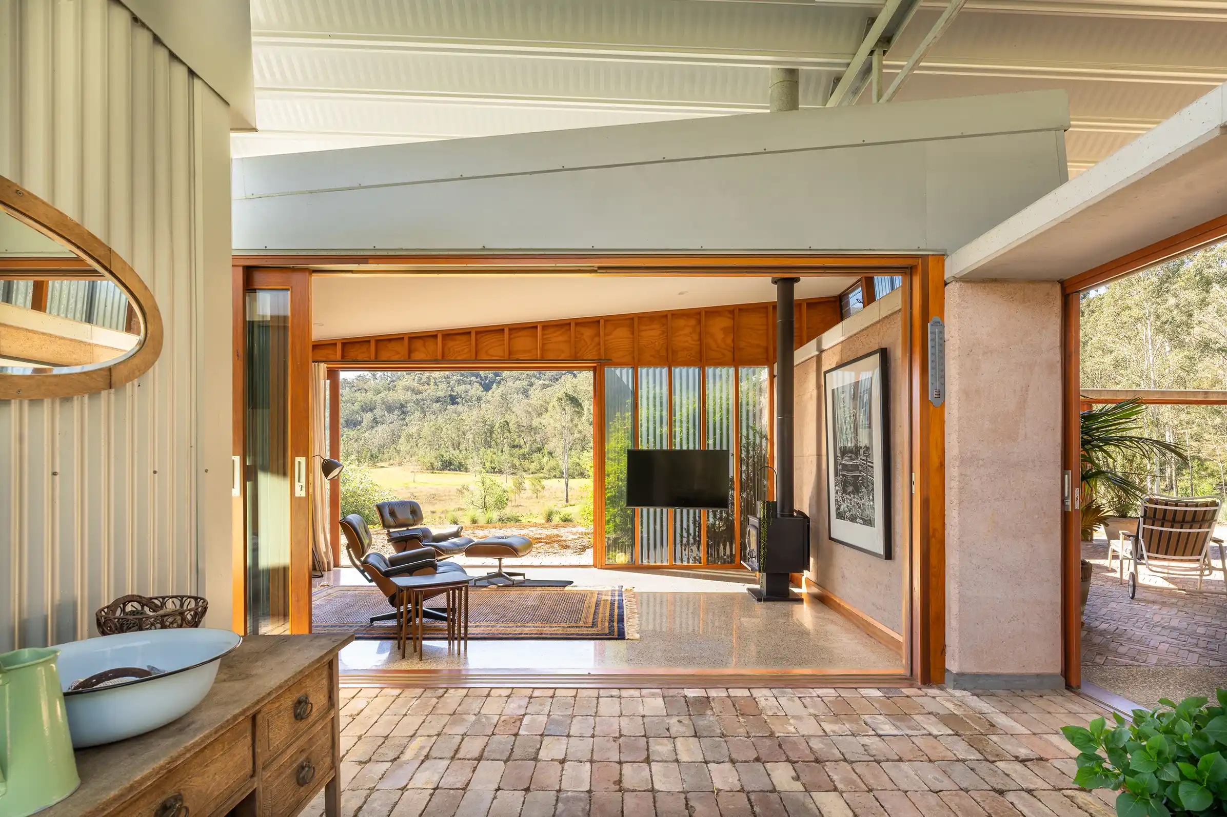A floating roof tops this off-grid house in the Hunter Valley