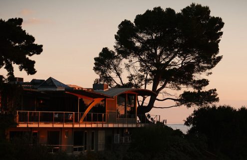 A curved roofline opens this Harry Gesner house to the LA skyline