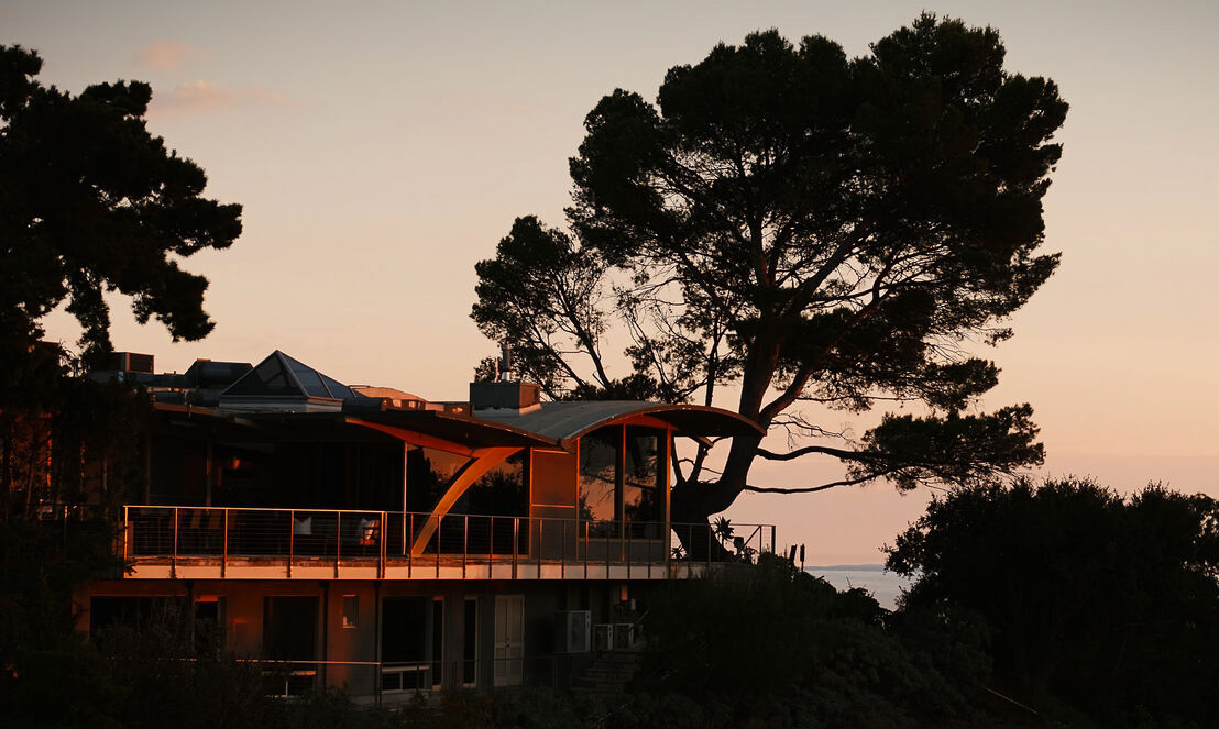 A curved roofline opens this Harry Gesner house to the LA skyline