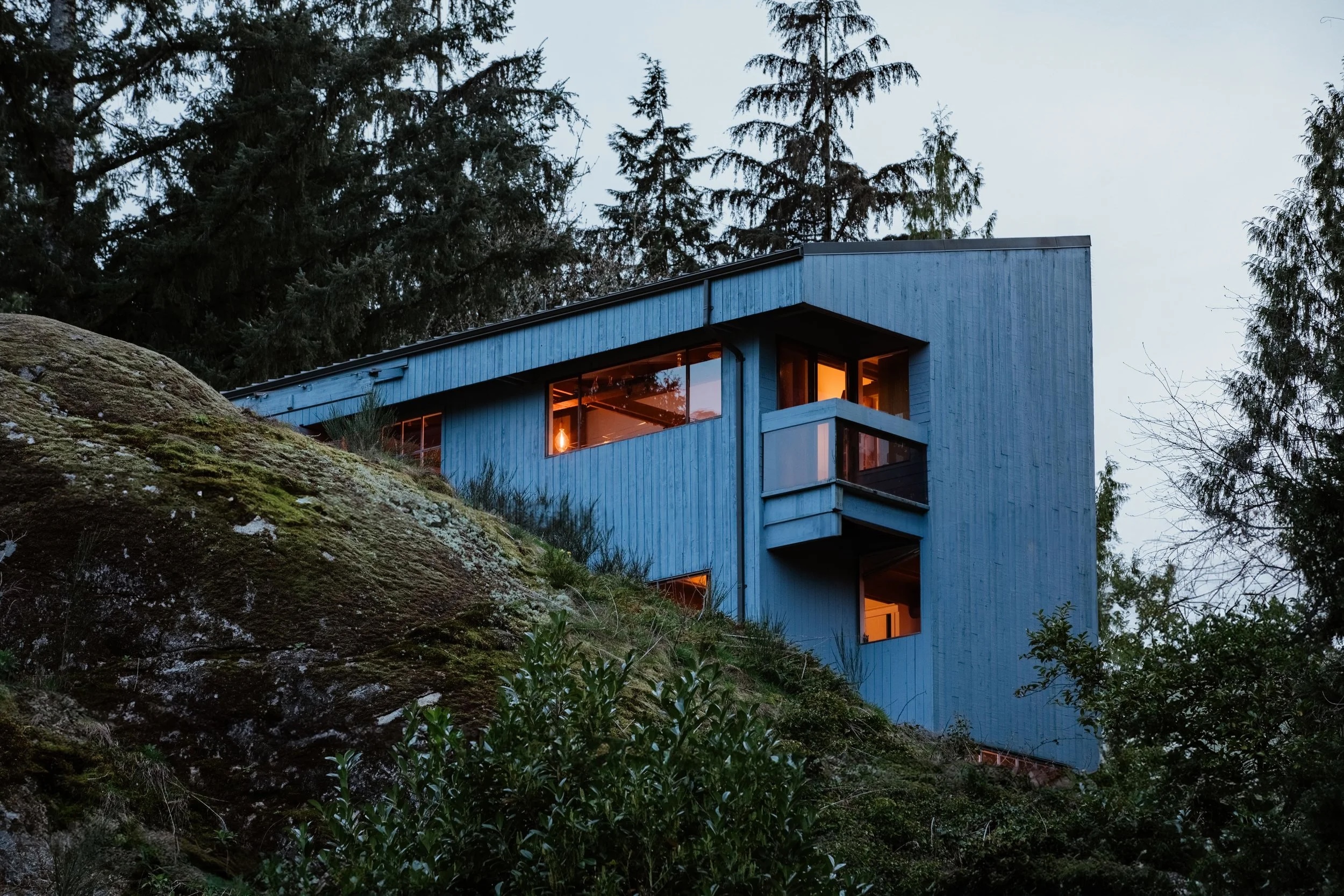 Bedrock House by Ambrose Reoch is a vertical response to a steep site