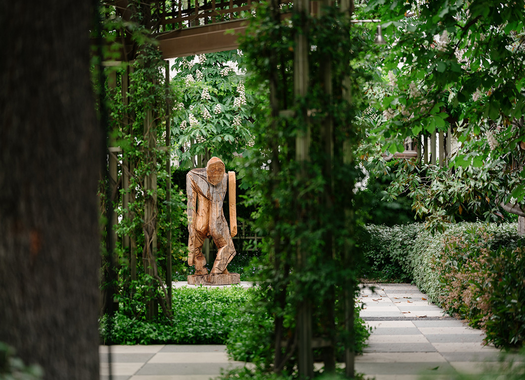 A secret garden in Madrid opens for Thomas Houseago’s ‘ugly sculptures’