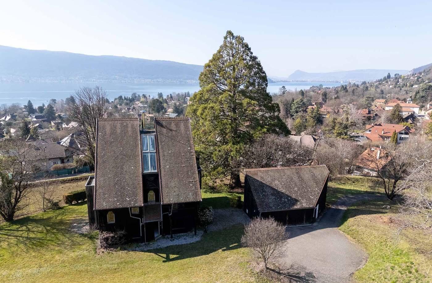 A solar-thermal house brings 1980s design to Lake Annecy