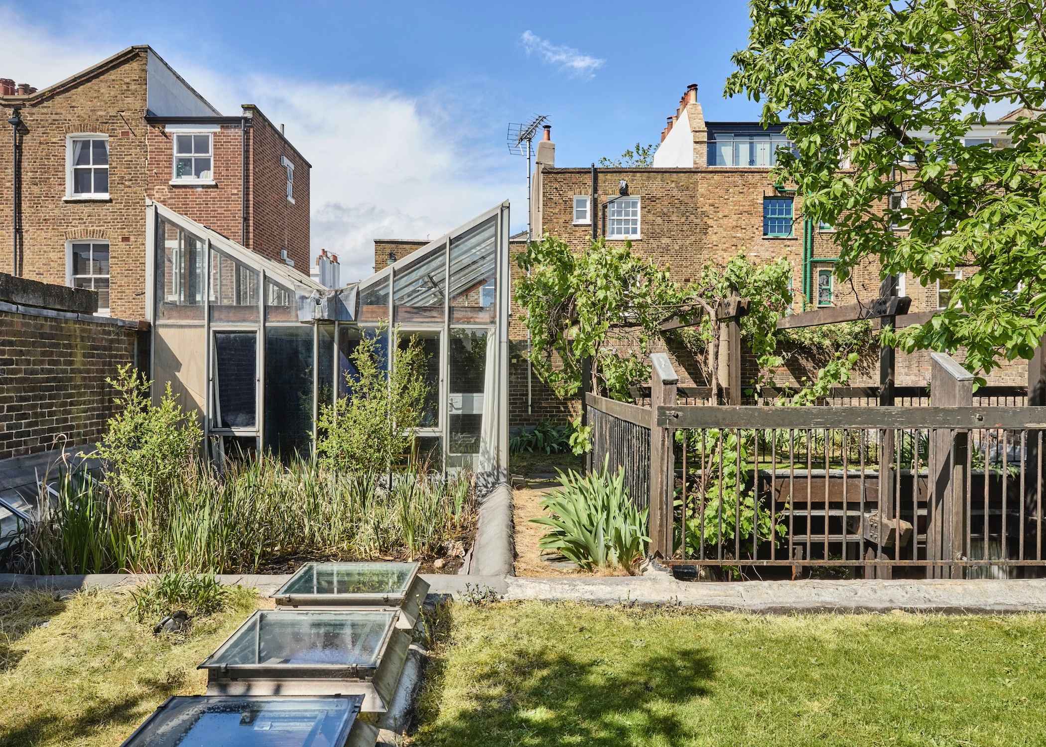 Hidden in a London courtyard, this modernist house is Japanese-inspired
